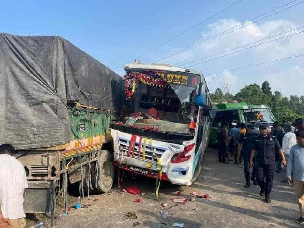 यात्रुबाहक बस र ट्रक एकआपसमा ठोक्किदा एक जनाकाे घटनास्थल मै मृत्यु